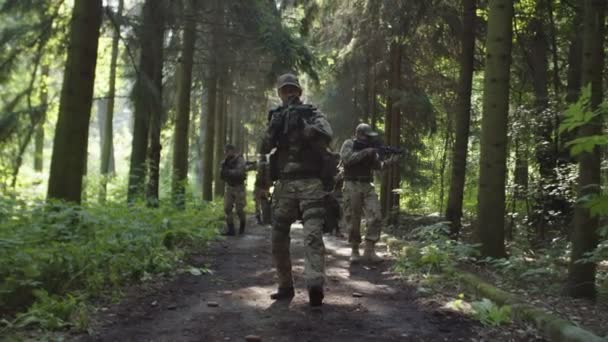 Groupe militaire de soldats pris dans une embuscade avec un piège ennemi explosif — Video