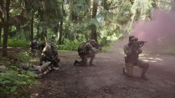 Soldaten wachten op militair evacuatietransport in het bos — Stockvideo