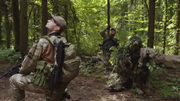 Soldats donnant des signaux de main pour le transport d'évacuation, en utilisant un appel radio — Video