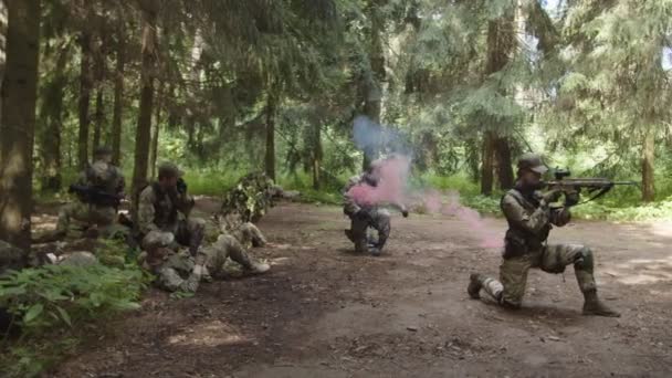 Grupo de soldados haciendo una llamada de radio, aplicando señal de bengala al aire libre — Vídeos de Stock