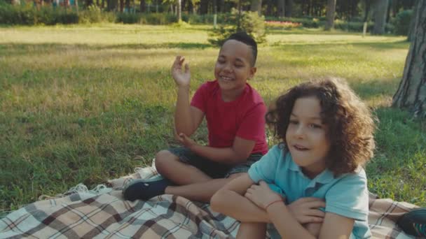 Primer plano de los alumnos de primaria que responden a una lección geográfica al aire libre — Vídeo de stock