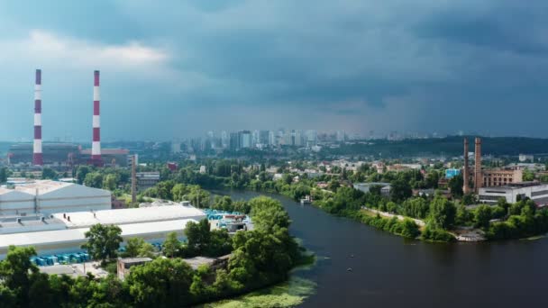 Vue aérienne des objets industriels pendant la tempête de foudre en ville — Video