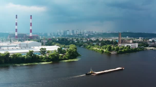 Вид з повітря на буксирну баржу для буксирування річкового буксирування, що перевозить вантажі в порт — стокове відео