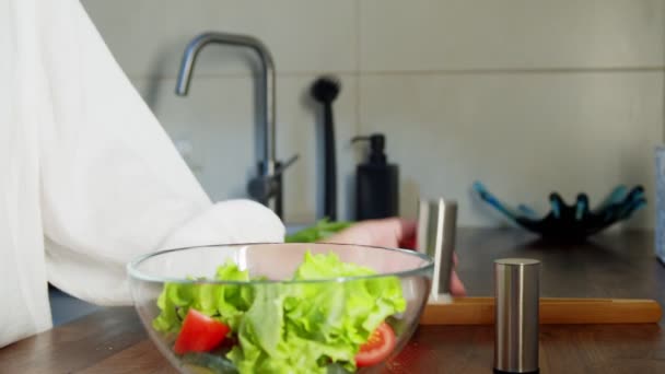 Ensalada de mujer o ensalada de pimienta antes de vestirse en un tazón interior — Vídeos de Stock