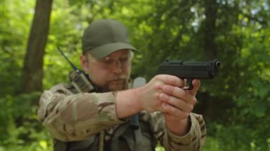 Mermi kovanına yakın çekim, ateş etme, tabanca ateşleme.