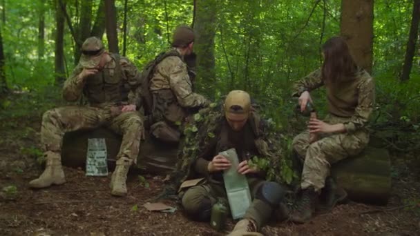 Grupo de soldados preparando raciones de comida en el bosque, descansando en alto — Vídeos de Stock