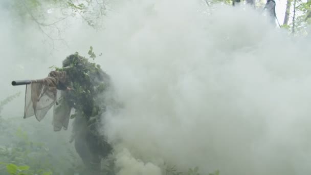 Katonák jönnek ki a füstfelhő leple alatt, szétszórva az erdőt. — Stock videók
