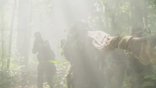 Загін морської піхоти у бойовому спорядженні рухається вперед у тумані лісу — стокове відео