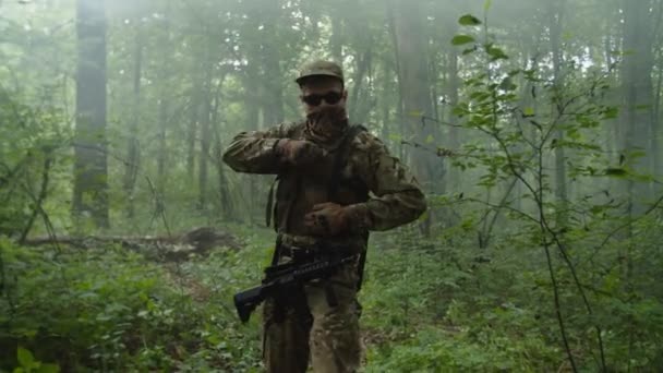 Homme militaire observant la position ennemie, lançant une grenade dans la forêt — Video