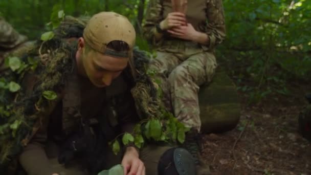 危険軍事作戦中の戦場における兵士の栄養 — ストック動画