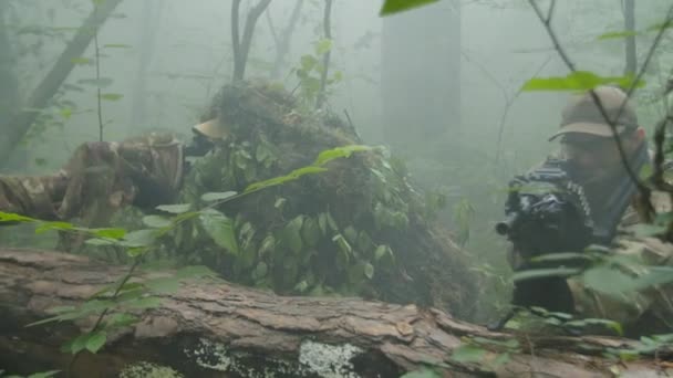 Снайпер и стрелок наблюдают за вражеской территорией, покрытой облаком дыма — стоковое видео