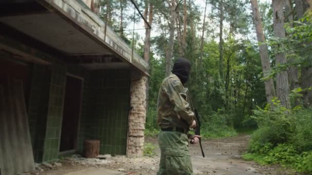 Anti-Terrorgruppe erwürgt Terroristen auf Patrouille — Stockvideo