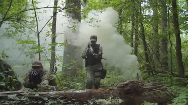 Machine gunner and sniper in camouflage taking up cover position — Stock Video