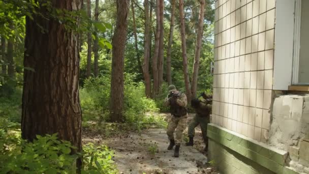 Żołnierze antyterrorystyczni eskortujący terrorystów na przesłuchanie — Wideo stockowe