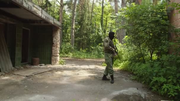 Mission antiterroriste par des soldats professionnels équipés à l'extérieur — Video