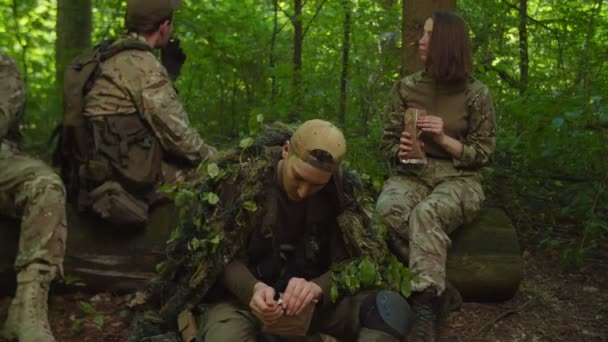 Marines descansando en alto, preparando raciones para comer en la zona forestal — Vídeo de stock