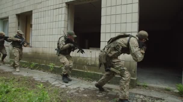 Fuerzas especiales grupo militar asaltando edificio, aplicando granada — Vídeos de Stock