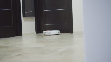 Akıllı ev robotu elektrikli süpürge. Evin içinde toz temizliyor.