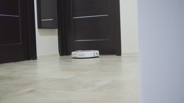 Robô casa inteligente aspirador de pó limpeza poeira no chão dentro de casa — Vídeo de Stock