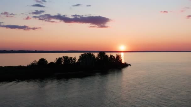Luchtfoto van de schilderachtige rode zonsondergang en het zonnetraject in blauw wateroppervlak — Stockvideo
