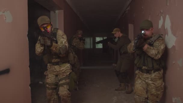 Антитерористична група, що йде по коридору будівлі, кімнати для перевірки — стокове відео