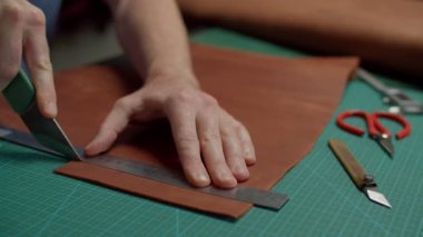 Esnafın deri kaplamasını kesmesi, içerideki kenarların kalitesini kontrol etmesi.