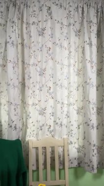 İlkokul çağındaki neşeli genç bir çocuk kapalı bir masada otururken oyuncaklarla oynuyor. Enerji ve hayal gücüyle dolu, rahat, güvenli ve yaratıcı bir ortamda eğleniyor.. 