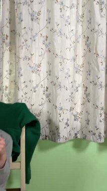 Okul çağındaki çocuk evde ders çalışıyor, ödevlerini özveriyle yapmaya odaklanmış. Öğrenmeyi destekleyen sakin bir ortamda okuma ve sayma, bilgi ve beceriler geliştirme pratiği yapıyor.. 