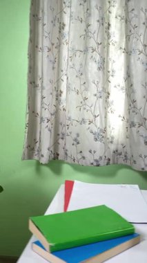 Evde kalemlerle resim çizen sevimli bir okul çocuğu. Yaratıcı bir işle uğraşıyor. Hobisine odaklanmış, evde boş vakit geçirirken hayal gücü ve sanatsal beceriler geliştiriyor.. 