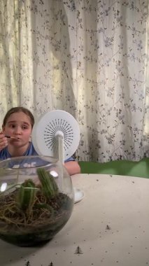 Genç kız makyaj yapmayı evde öğreniyor, kozmetik ürünlerini merakla ve özenle kullanıyor. Genç yaşta güzelliği ve kendine bakımı keşfetti, rahat ve tanıdık bir ortamda pratik yapıyor.. 