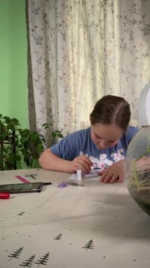 Genç kız makyaj yapmayı evde öğreniyor, kozmetik ürünlerini merakla ve özenle kullanıyor. Genç yaşta güzelliği ve kendine bakımı keşfetti, rahat ve tanıdık bir ortamda pratik yapıyor.. 