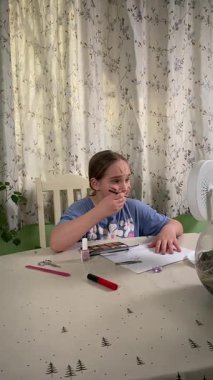 Genç kız makyaj yapmayı evde öğreniyor, kozmetik ürünlerini merakla ve özenle kullanıyor. Genç yaşta güzelliği ve kendine bakımı keşfetti, rahat ve tanıdık bir ortamda pratik yapıyor.. 