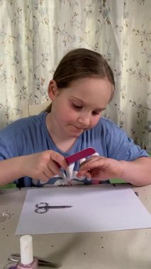 Genç kız makyaj yapmayı evde öğreniyor, kozmetik ürünlerini merakla ve özenle kullanıyor. Genç yaşta güzelliği ve kendine bakımı keşfetti, rahat ve tanıdık bir ortamda pratik yapıyor.. 