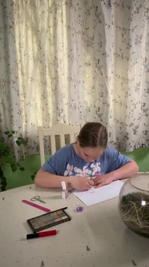 Genç kız makyaj yapmayı evde öğreniyor, kozmetik ürünlerini merakla ve özenle kullanıyor. Genç yaşta güzelliği ve kendine bakımı keşfetti, rahat ve tanıdık bir ortamda pratik yapıyor..