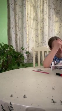 Genç kız makyaj yapmayı evde öğreniyor, kozmetik ürünlerini merakla ve özenle kullanıyor. Genç yaşta güzelliği ve kendine bakımı keşfetti, rahat ve tanıdık bir ortamda pratik yapıyor..