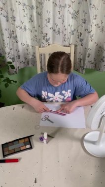 Genç kız makyaj yapmayı evde öğreniyor, kozmetik ürünlerini merakla ve özenle kullanıyor. Genç yaşta güzelliği ve kendine bakımı keşfetti, rahat ve tanıdık bir ortamda pratik yapıyor..