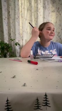 Genç kız makyaj yapmayı evde öğreniyor, kozmetik ürünlerini merakla ve özenle kullanıyor. Genç yaşta güzelliği ve kendine bakımı keşfetti, rahat ve tanıdık bir ortamda pratik yapıyor..