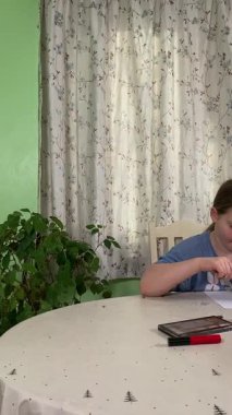 Genç kız makyaj yapmayı evde öğreniyor, kozmetik ürünlerini merakla ve özenle kullanıyor. Genç yaşta güzelliği ve kendine bakımı keşfetti, rahat ve tanıdık bir ortamda pratik yapıyor..