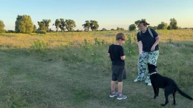 Bir anne ve oğlu doğada birlikte köpeklerini gezdirirken bir aile anı başlar. Sıcak akşam ışığı, ülke yaşamını, aile zamanlarını ve ebeveynler ile çocuklar arasındaki şefkatli bağı yansıtır..