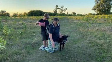 Bir anne ve oğlu doğada birlikte köpeklerini gezdirirken bir aile anı başlar. Sıcak akşam ışığı, ülke yaşamını, aile zamanlarını ve ebeveynler ile çocuklar arasındaki şefkatli bağı yansıtır..