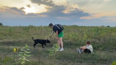 Bir anne ve oğlu doğada birlikte köpeklerini gezdirirken bir aile anı başlar. Sıcak akşam ışığı, ülke yaşamını, aile zamanlarını ve ebeveynler ile çocuklar arasındaki şefkatli bağı yansıtır..