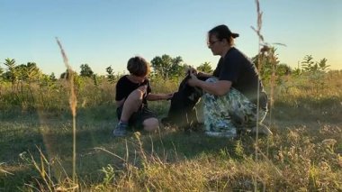 Bir anne ve oğlu doğada birlikte köpeklerini gezdirirken bir aile anı başlar. Sıcak akşam ışığı, ülke yaşamını, aile zamanlarını ve ebeveynler ile çocuklar arasındaki şefkatli bağı yansıtır..