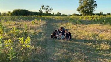 Bir anne ve oğlu doğada birlikte köpeklerini gezdirirken bir aile anı başlar. Sıcak akşam ışığı, ülke yaşamını, aile zamanlarını ve ebeveynler ile çocuklar arasındaki şefkatli bağı yansıtır..