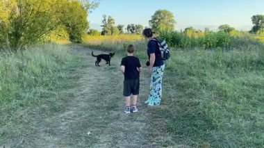 Bir anne ve oğlu doğada birlikte köpeklerini gezdirirken bir aile anı başlar. Sıcak akşam ışığı, ülke yaşamını, aile zamanlarını ve ebeveynler ile çocuklar arasındaki şefkatli bağı yansıtır..