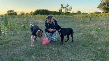 Bir anne ve oğlu doğada birlikte köpeklerini gezdirirken bir aile anı başlar. Sıcak akşam ışığı, ülke yaşamını, aile zamanlarını ve ebeveynler ile çocuklar arasındaki şefkatli bağı yansıtır..