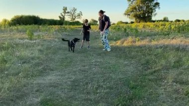 Bir anne ve oğlu doğada birlikte köpeklerini gezdirirken bir aile anı başlar. Sıcak akşam ışığı, ülke yaşamını, aile zamanlarını ve ebeveynler ile çocuklar arasındaki şefkatli bağı yansıtır..