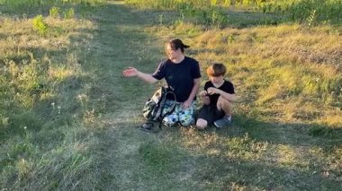 Bir anne ve oğlu doğada birlikte köpeklerini gezdirirken bir aile anı başlar. Sıcak akşam ışığı, ülke yaşamını, aile zamanlarını ve ebeveynler ile çocuklar arasındaki şefkatli bağı yansıtır..