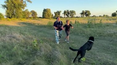 Bir anne ve oğlu doğada birlikte köpeklerini gezdirirken bir aile anı başlar. Sıcak akşam ışığı, ülke yaşamını, aile zamanlarını ve ebeveynler ile çocuklar arasındaki şefkatli bağı yansıtır..