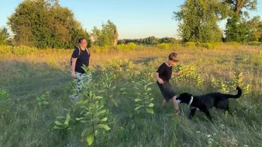 Bir anne ve oğlu doğada birlikte köpeklerini gezdirirken bir aile anı başlar. Sıcak akşam ışığı, ülke yaşamını, aile zamanlarını ve ebeveynler ile çocuklar arasındaki şefkatli bağı yansıtır..