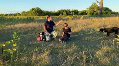 Bir anne ve oğlu doğada birlikte köpeklerini gezdirirken bir aile anı başlar. Sıcak akşam ışığı, ülke yaşamını, aile zamanlarını ve ebeveynler ile çocuklar arasındaki şefkatli bağı yansıtır..